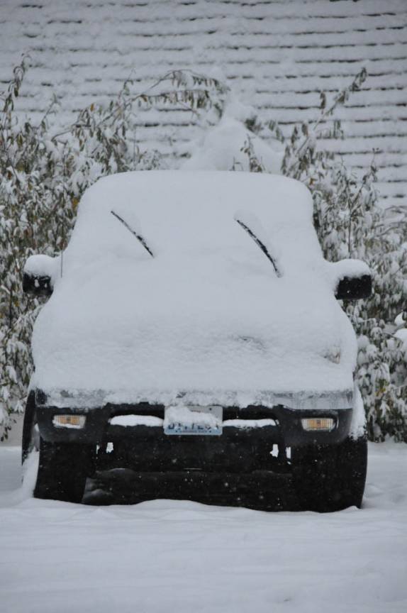 Neve cobre veículos no North Cascades National Park, no estado de Washington, noroeste dos  Estados Unidos